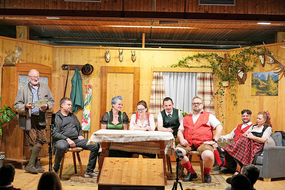 Volkstheater begeistert, Obmann erhielt Goldene Verdienstnadel