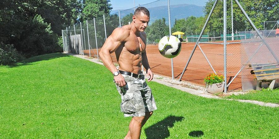 Mann, Fußballspielen, Bodybuilder